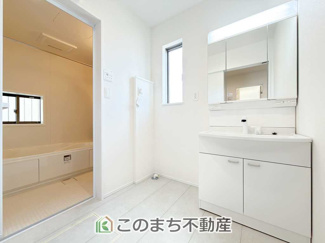 【独立洗面台】 | ハートフルタウン宇都宮市砥上町1110番　1号棟 | シャンプードレッサーで朝の身支度♪伸びるホースでお掃除も簡単清潔です！
