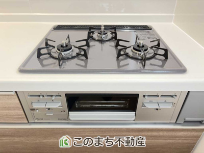  | ハートフルタウン宇都宮市砥上町1110番　1号棟 | 三ツ口コンロ採用で、同時調理もスムーズ◎！お料理を並べられるカウンター付きで、配膳・片付けをサポート！リビングで過ごすご家族とコミュニケーションを楽しみながら作業可能です♪