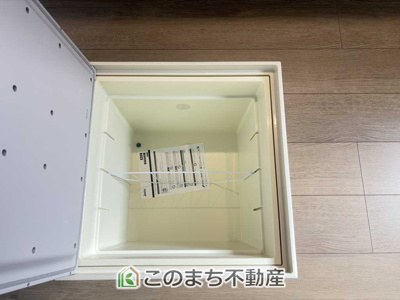 【キッチン】 | ハートフルタウン宇都宮市砥上町1110番　1号棟 | キッチンには床下収納を備え、食品や日用品のストック収納に便利。すっきり片付く使い勝手の良い設備です。
