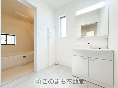 【独立洗面台】 | ハートフルタウン宇都宮市砥上町1110番　1号棟 | シャンプードレッサーで朝の身支度♪伸びるホースでお掃除も簡単清潔です！
