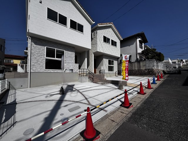 新築戸建　真亀3丁目の前面道路含む現地写真