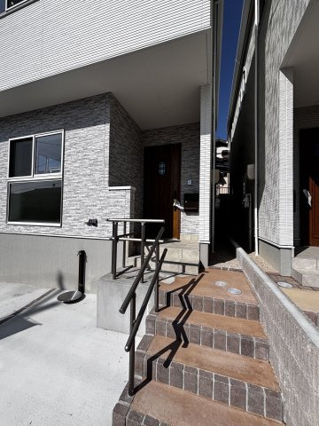 新築戸建　真亀3丁目の玄関