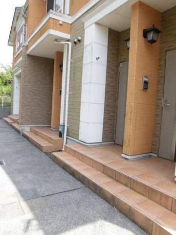 宇部市大字小串のアパートのエントランス