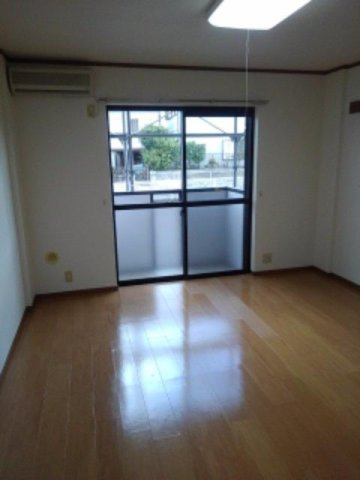 宇部市東藤曲２丁目のアパートの居間・リビング