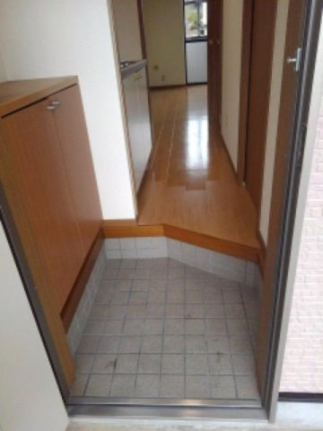 宇部市東藤曲２丁目のアパートの玄関