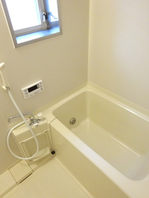 【浴室】 | リヴェールKTS | 家族の入浴時間がずれても温められる追い焚き機能付きのバスルーム☆家族の入浴時間がずれても温められるから節約になります♪窓があるので湿気対策OK！