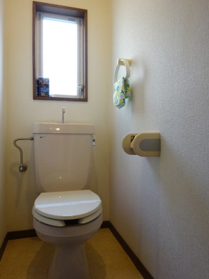 【トイレ】 | リヴェールKTS | 人気のバストイレ別です♪窓のあるトイレで換気もOK☆嫌なニオイがこもりません♪1階・2階両方にトイレがあるのがうれしいですよね♪