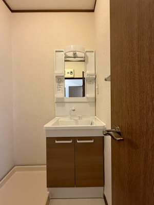 【トイレ】 | リヴェールKTS | 人気のバストイレ別です♪窓のあるトイレで換気もOK☆嫌なニオイがこもりません♪1階・2階両方にトイレがあるのがうれしいですよね♪