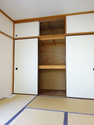 【収納】 | リヴェールKTS | 和室6帖のお部屋にある天袋付き押入れです！押入れは寝具など、かさ張りやすいものの収納にぴったり☆お部屋がすっきり片付きます♪