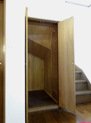 【収納】 | リヴェールKTS | 廊下にある階段下収納です！ストーブや扇風機など季節ものも収納できます☆