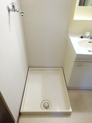【設備】 | リヴェールKTS | 洗面所内、独立洗面台横にある室内洗濯機置き場です♪防水パンが付いているので万が一の漏水にも安心です！室内に置けるので洗濯機が傷みにくい☆