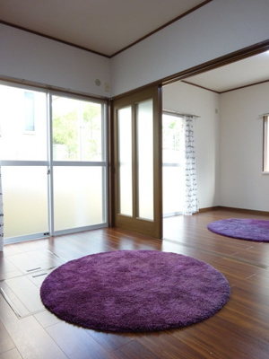 【居間・リビング】 | リヴェールKTS | 1階・東向きリビングダイニングキッチン12帖☆専用庭に繋がる角部屋二面採光のお部屋です♪広めの空間でゆったり過ごせます♪