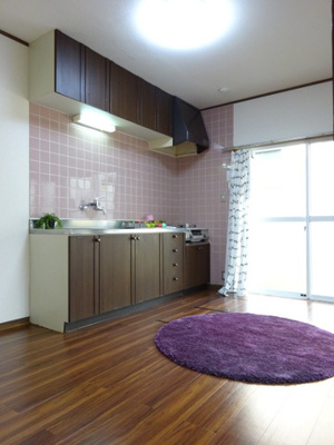 【居間・リビング】 | リヴェールKTS | 1階・東向きリビングダイニングキッチン12帖☆広めのキッチンスペースで毎日楽しくお料理もできますね！