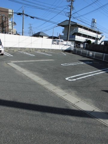 宇部市則貞１丁目のアパートの駐車場