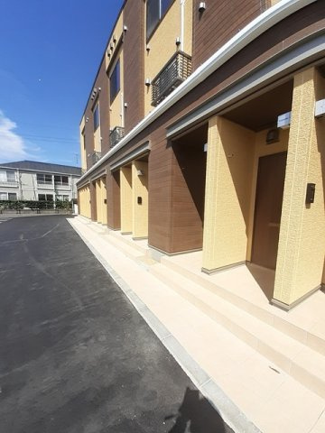 宇部市東梶返１丁目のアパートのエントランス