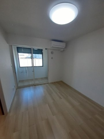 宇部市東梶返１丁目のアパートの居間・リビング