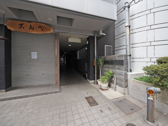 大阪市中央区和泉町１丁目の賃貸マンションのエントランス