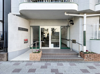 【エントランス】 | お客様を、そして住人を出迎えてくれるマンションのエントランス。ゴミが落ちていないことからも、管理状態の良さや住民の節度の高さが見て取れます。～即日のご見学可能～　お問合せはお気軽にどうぞ。
