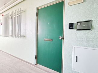 【その他共用部分】 | 皆様をお迎えする、お部屋の玄関ドア。開けやすさや開放角度、ドアノブの操作しやすさや鍵の形状などを、現地で一度ご確認ください。～即日のご見学可能～　お問合せはお気軽にどうぞ。