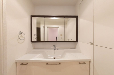 【独立洗面台】 | ＬａＳａｎｔｅ一番町 | 独立洗面台、小物を置くことができて便利です