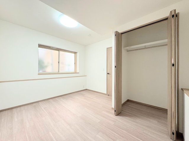 大田区東嶺町　中古戸建て　の洋室|◆子どものスタディ空間として、あるいは書斎やホビールームとして生活スタイルに合わせて使えるプライベートルーム。居心地のいい落ち着いたインテリアが似合います。