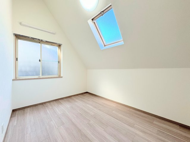 大田区東嶺町　中古戸建て　の洋室|◆気持ちの良い風が室内へ入り込む居室。家具を配置しても広々ご利用いただける快適空間。