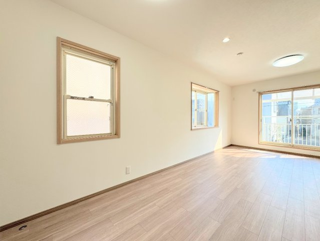 大田区東嶺町　中古戸建て　の居間・リビング|◆二面採光で、陽差しを長時間受ける事が出来る暖かい室内です。