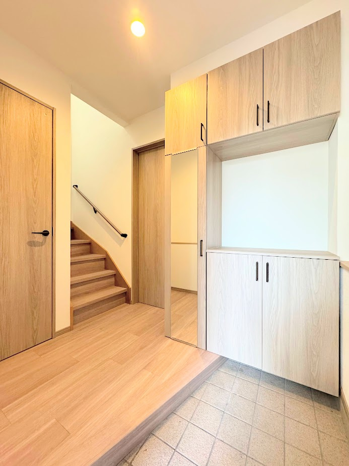 大田区東嶺町　中古戸建て　の玄関|◆明るい玄関です！散らかりやすい玄関もスッキリする大容量のシューズボックス付き。