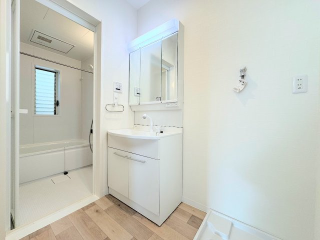 大田区東嶺町　中古戸建て　の独立洗面台|◆毎日使う場所だから、機能的で使いやすさに配慮したパウダールーム。すっきりと使えるように収納も豊富にご用意しています。