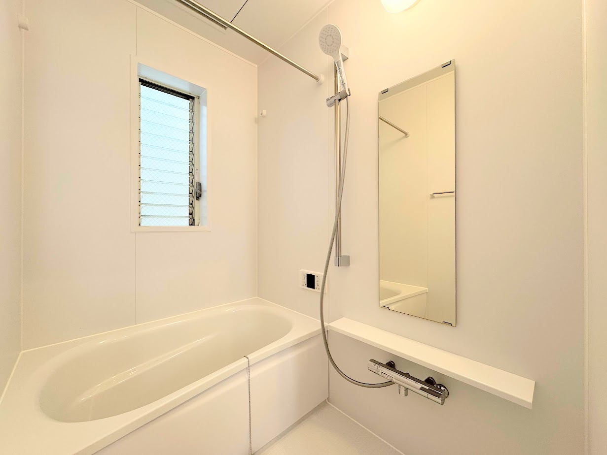 大田区東嶺町　中古戸建て　の浴室|◆モダンデザインの空間が気持ちよさを高めてくれるバスルーム。すっきりとした清潔感があり、心身をリフレッシュできる寛ぎを深めてくれるスペースです。