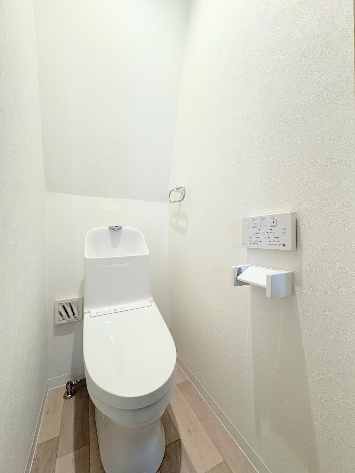 大田区東嶺町　中古戸建て　のトイレ|◆清潔感のある白を基調とした落ち着ける空間。小窓をもうけていますので、こもりやすい空気の入れ替えも簡単に行えますね！