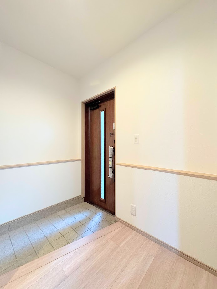 大田区東嶺町　中古戸建て　の玄関|◆光の渦が溢れた玄関ホール。「おかえり」と「ただいま」が交差するお家の顔とも言える場所は爽やかで心地良い空間となっています。