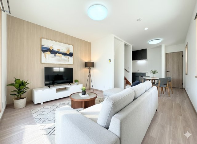 大田区東嶺町　中古戸建て　の外観|◆柔らかな色合いのフローリングと清潔感のあふれる白のクロスが明るい空間を創り出しているリビングダイニング。家族の集まる憩いの場にふさわしい空間。(家具はイメージです)