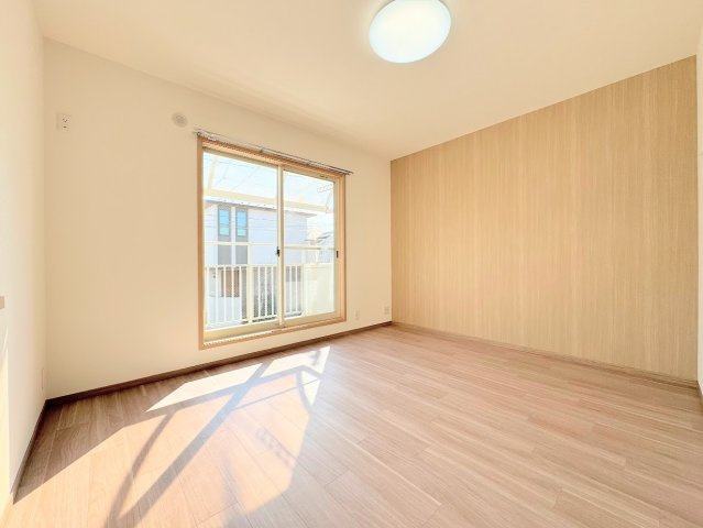 大田区東嶺町　中古戸建て　の洋室|◆気持ちの良い風が室内へ入り込む居室。家具を配置しても広々ご利用いただける快適空間。