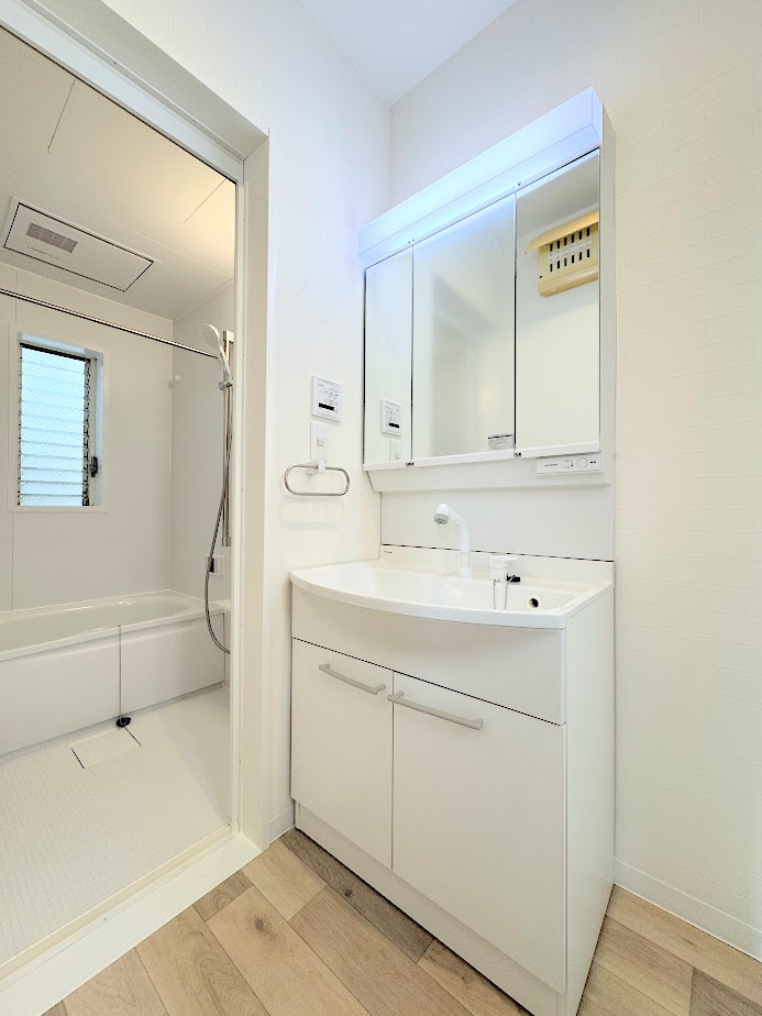 大田区東嶺町　中古戸建て　の独立洗面台|◆三面鏡裏や、シンクしたにも多数収納を備えた、広々とした洗面化粧台。窓のある明るい洗面所で毎日の身支度も気持ち良くお使い頂けます。