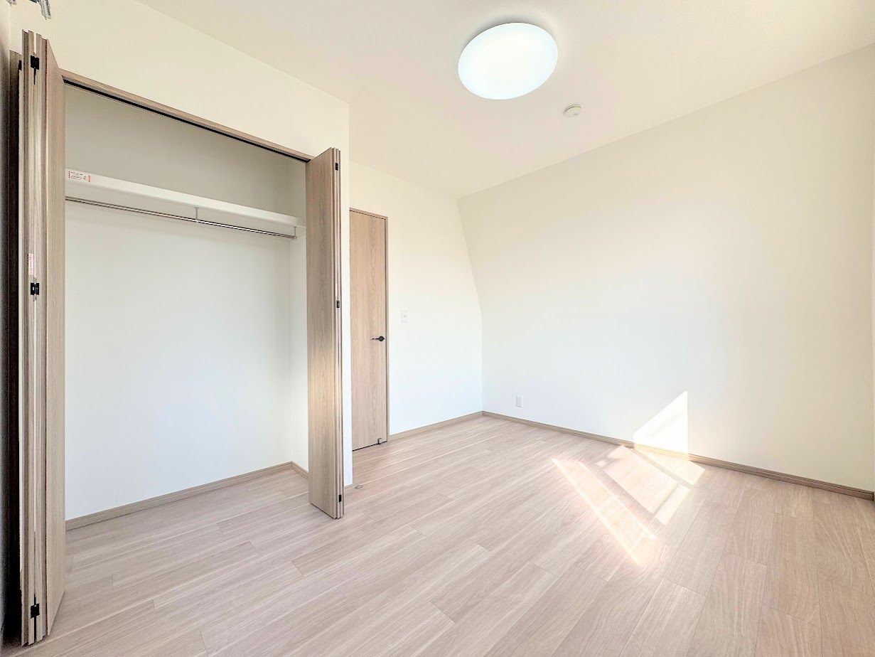 大田区東嶺町　中古戸建て　の洋室|◆室内はいつも明るい印象なので気持ちの良い朝を迎えられます。各部屋にはクローゼットを完備しており、収納が多いお家はすっきりして快適空間です。