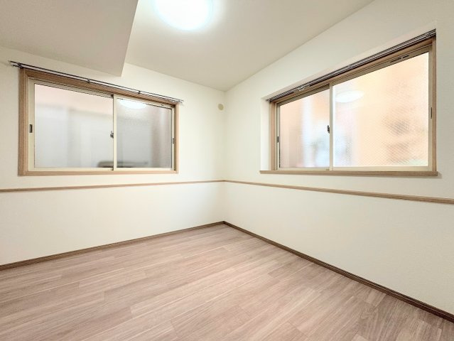 大田区東嶺町　中古戸建て　の洋室|◆柔らかい陽光が差し込む明るいお部屋を演出する設計。彩光の取れる窓が気持ちの良いお部屋を創り上げます。