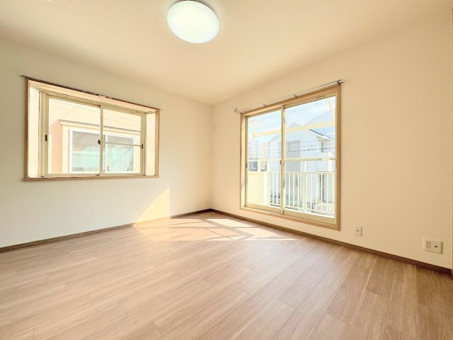 大田区東嶺町　中古戸建て　の居間・リビング|◆一家だんらんのスペースとなるＬＤＫ。窓から明るい光が差し込み、思わず家族の会話も弾む快適な空間。