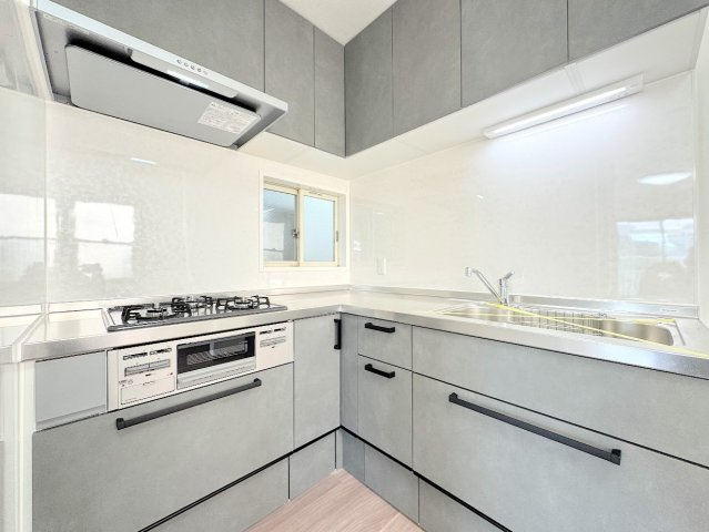 大田区東嶺町　中古戸建て　のキッチン|◆動きに無駄がなくなるL字型を採用。リビングの様子を見ながら効率よく料理もできる賢いキッチンです。