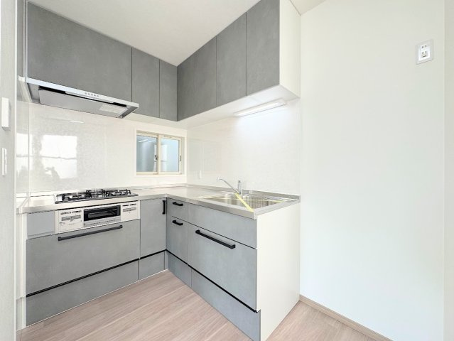 大田区東嶺町　中古戸建て　のキッチン|◆デザイン性と機能性を兼ね備えたキッチンです。リビングスペースとの一体感が生まれ、広々空間を演出してくれます。