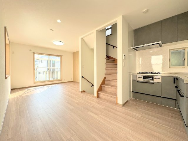 大田区東嶺町　中古戸建て　の居間・リビング|◆家族で食卓を囲むダイニングスペースと、ソファでゆったりくつろぐリビングスペースが区切られているので家具の配置や用途を使いわけしやすいです。