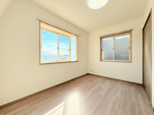 大田区東嶺町　中古戸建て　の洋室|◆感性を育むプライベートルームはシンプルでスマートな空間。好みの空間で読書をしたり、音楽を聞いたりと一人の時間も充実したものにできます。