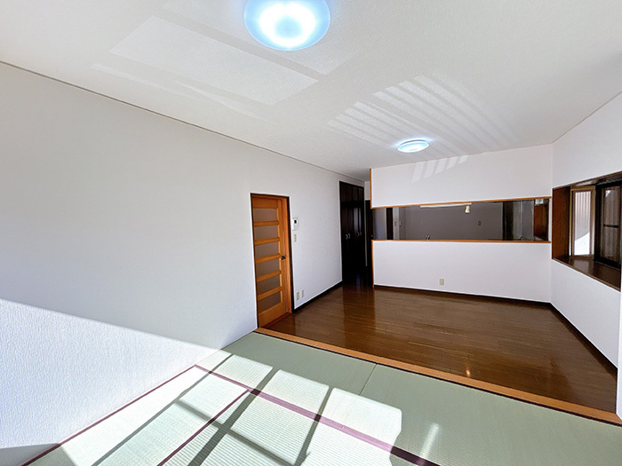 リフォーム中古戸建　各務原市那加雄飛ヶ丘町　平成8年築の居間・リビング