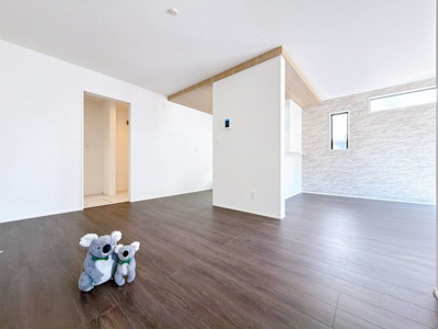 【居間・リビング】 | 高崎市八幡町　平屋　GRAFARE | 気がづけば家族が集まって楽しい会話と食事が始まる。皆で笑って過ごす幸せ溢れるリビング。