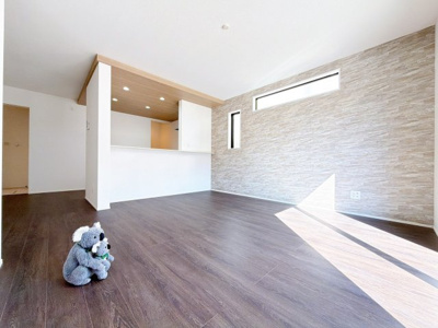 【居間・リビング】 | 高崎市八幡町　平屋　GRAFARE | 上質な素材感と明るい空間が調和するリビング・ダイニング。家族やゲストをもてなす、ワンランク上のくつろぎをお届けします。