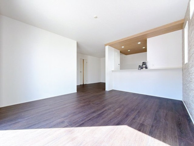 【居間・リビング】 | 高崎市八幡町　平屋　GRAFARE | ≪LDK≫
リビング・ダイニングは白を基調としたシンプルな空間。
雑貨やこだわりの家具など、レイアウトも自由に楽しめます！