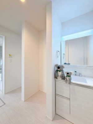 【独立洗面台】 | 高崎市八幡町　平屋　GRAFARE | 忙しい朝でも収納豊富な洗面台で効率良く身支度ができます。大きな鏡で身だしなみチェックも楽ちん。たっぷりの収納スペースで水回りを清潔にきれいに保てます。