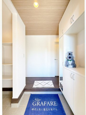 【玄関】 | 高崎市八幡町　平屋　GRAFARE | 家の第一印象を決める玄関は、明るく清潔感のある空間に仕上がっています。来客を気持ちよく迎え入れられる、心地よい玄関です。