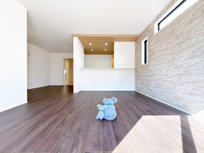 【居間・リビング】 | 高崎市八幡町　平屋　GRAFARE | 家族が自然と集まるリビング・ダイニング明るい光が差し込み、笑顔があふれる心地よい空間です。ゆったりとした広さで、くつろぎの時間をお過ごしいただけます。