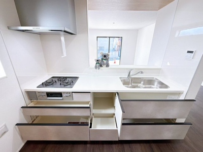 【キッチン】 | 高崎市八幡町　平屋　GRAFARE | お料理をしながら家族との会話が楽しめる対面キッチン。リビングで遊ぶお子様を見守りながらお料理が出来ます。出来上がったお料理や後片付けを手伝ってもらうなど家事分担ができます。